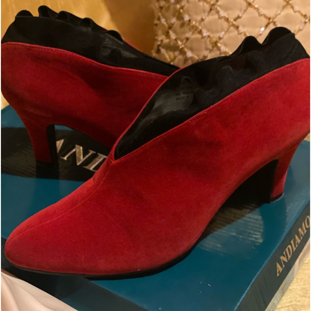 Low heel, suede shoes